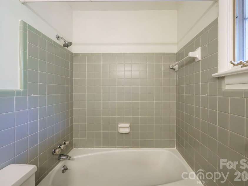 465 28th Avenue Lane, Hickory, NC 28601.  MLS# CAR4365882, YatesRealty ID 16892. 