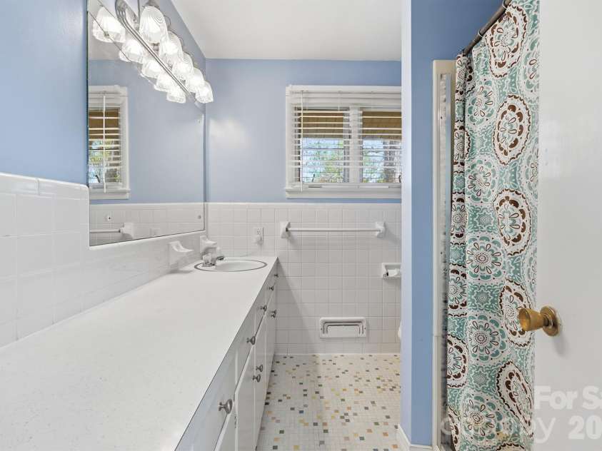 465 28th Avenue Lane, Hickory, NC 28601.  MLS# CAR4365882, YatesRealty ID 16892. 