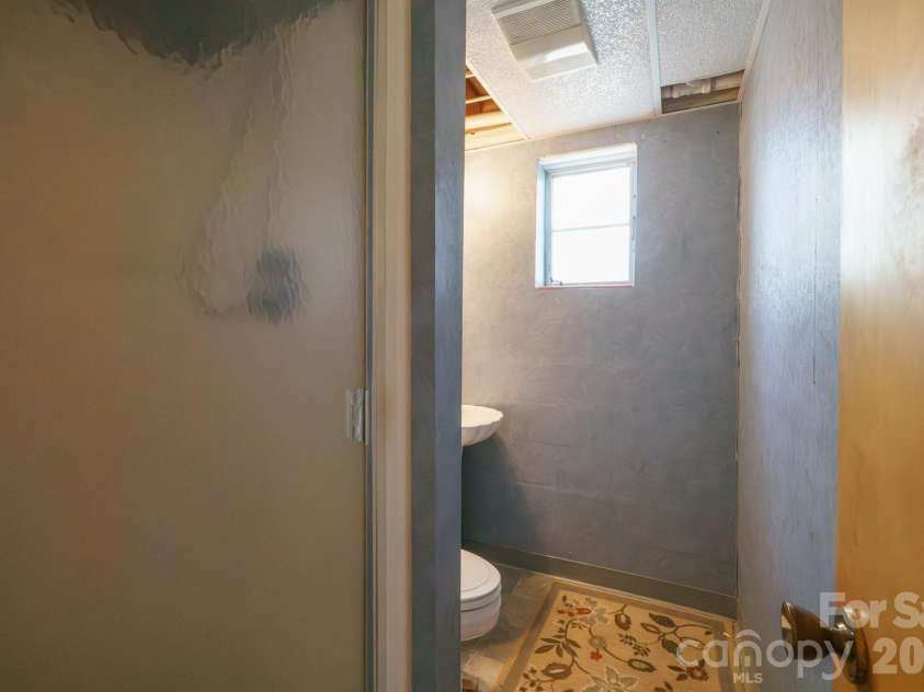 465 28th Avenue Lane, Hickory, NC 28601.  MLS# CAR4365882, YatesRealty ID 16892. 