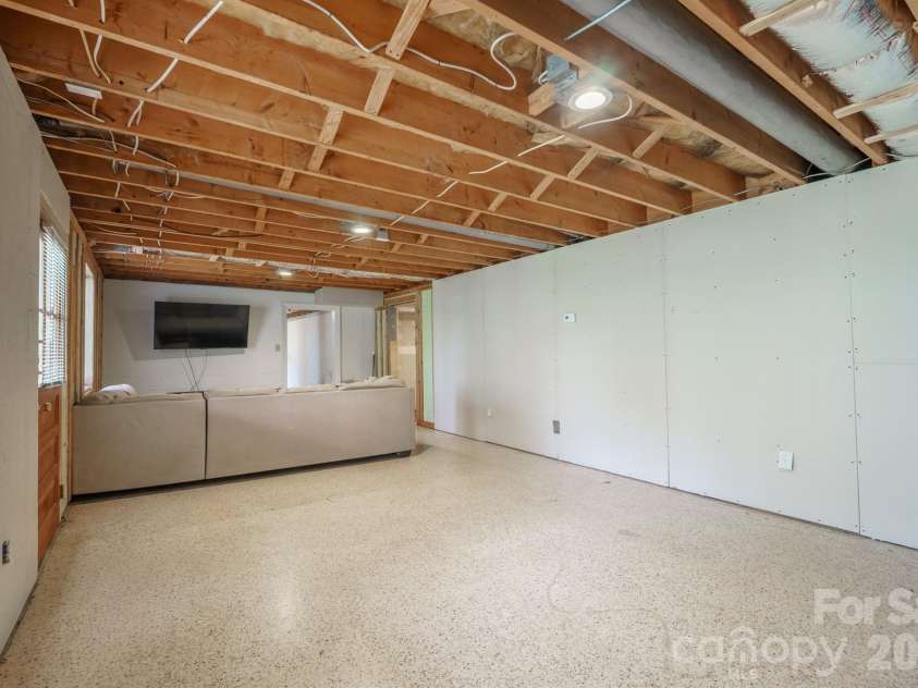 465 28th Avenue Lane, Hickory, NC 28601.  MLS# CAR4365882, YatesRealty ID 16892. 