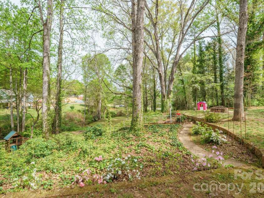 465 28th Avenue Lane, Hickory, NC 28601.  MLS# CAR4365882, YatesRealty ID 16892. 