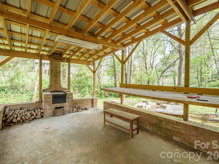 465 28th Avenue Lane, Hickory, NC 28601.  MLS# CAR4365882, YatesRealty ID 16892. 