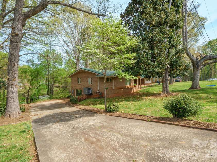 465 28th Avenue Lane, Hickory, NC 28601.  MLS# CAR4365882, YatesRealty ID 16892. Private acreage property with brick ranch home, outdoor space, and multiple access points