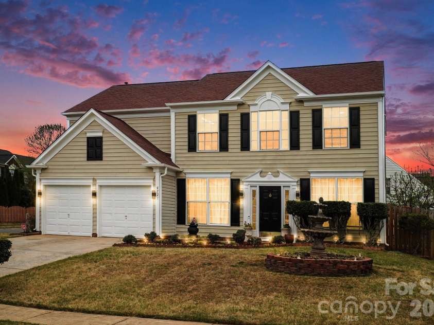 8727 Fieldcroft Drive, Charlotte, NC 28277.  MLS# CAR4362427, YatesRealty ID 16893. 