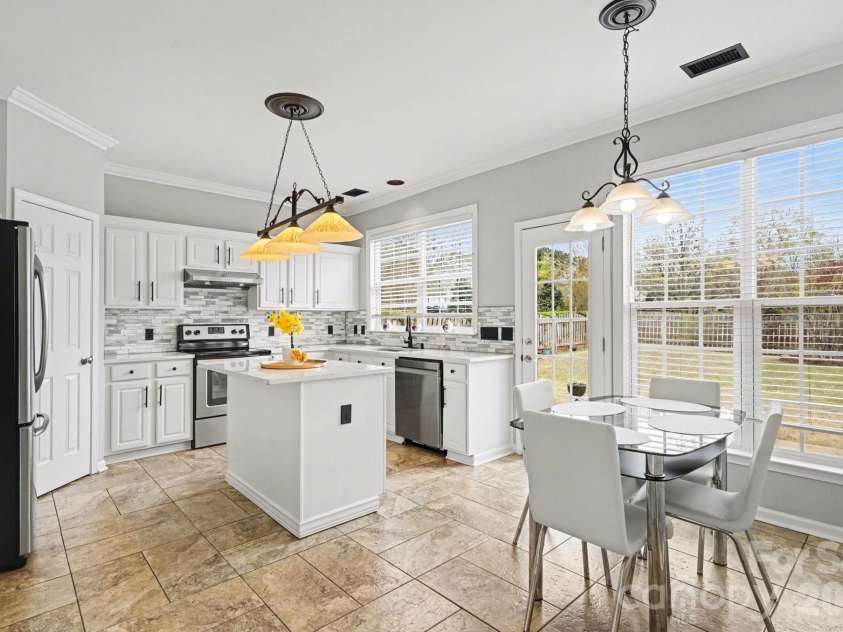 8727 Fieldcroft Drive, Charlotte, NC 28277.  MLS# CAR4362427, YatesRealty ID 16893. 