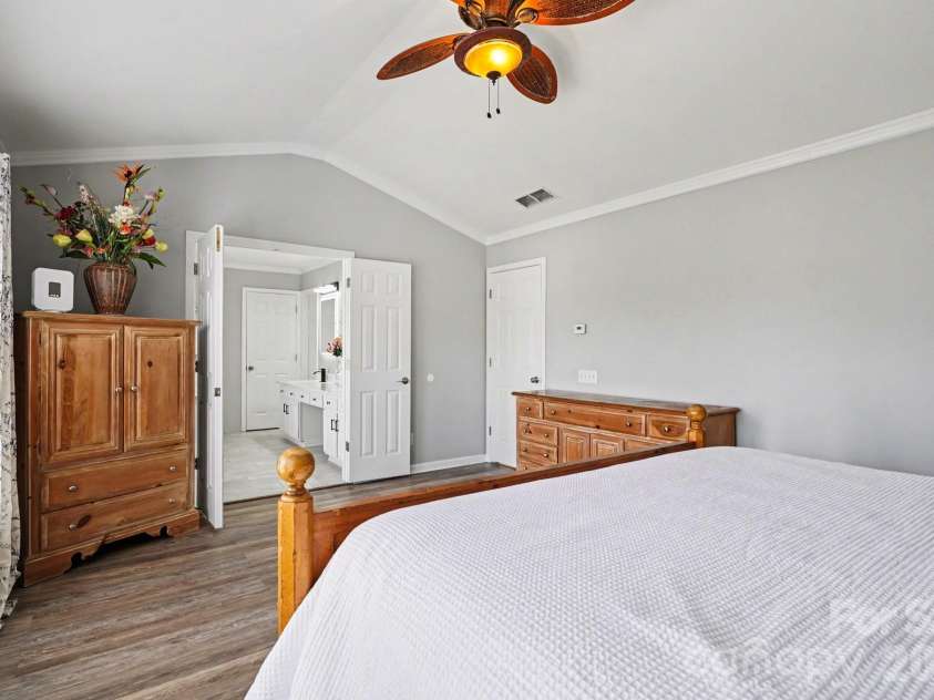 8727 Fieldcroft Drive, Charlotte, NC 28277.  MLS# CAR4362427, YatesRealty ID 16893. 