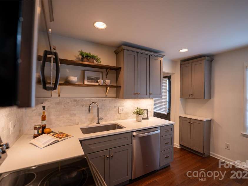 4609 Hedgemore Drive, Charlotte, NC 28209.  MLS# CAR4242415, YatesRealty ID 16894. 
