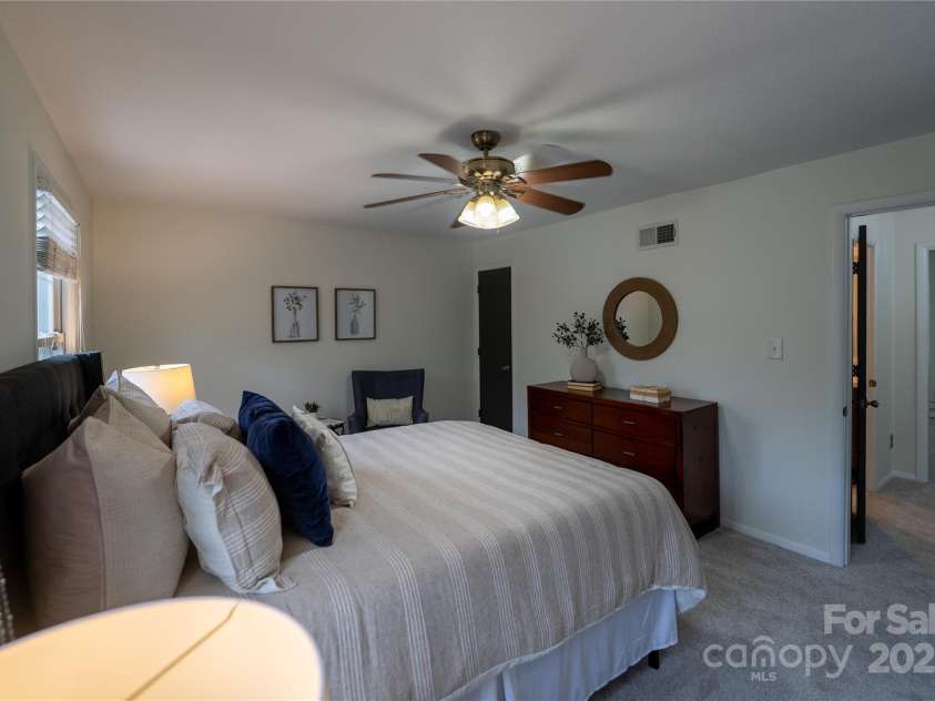 4609 Hedgemore Drive, Charlotte, NC 28209.  MLS# CAR4242415, YatesRealty ID 16894. 