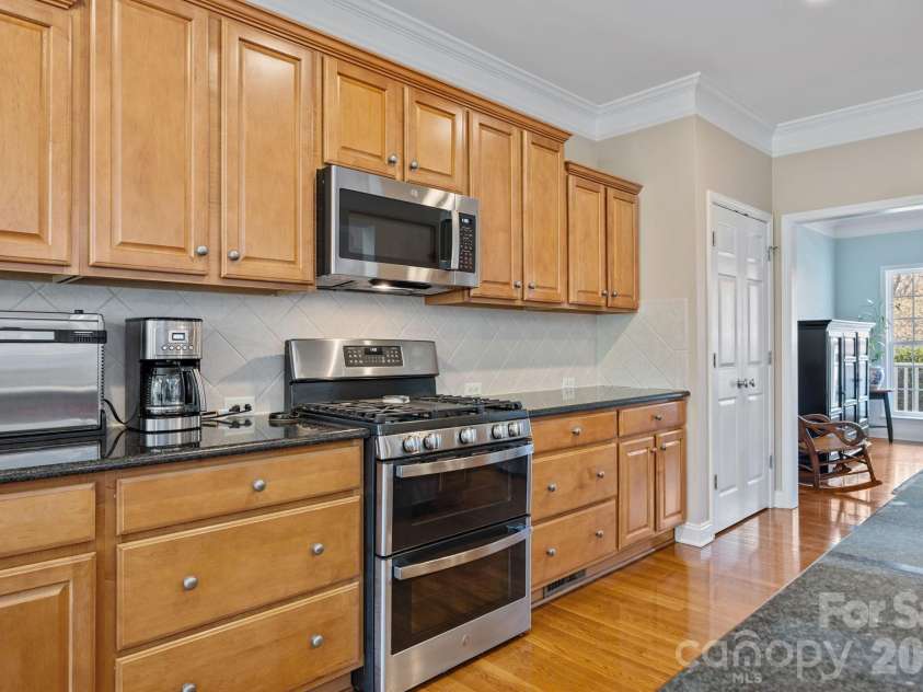 6733 Heritage Orchard Way, Huntersville, NC 28078.  MLS# CAR4359401, YatesRealty ID 16897. Double oven