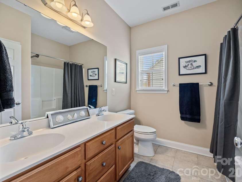 6733 Heritage Orchard Way, Huntersville, NC 28078.  MLS# CAR4359401, YatesRealty ID 16897. Hall bath