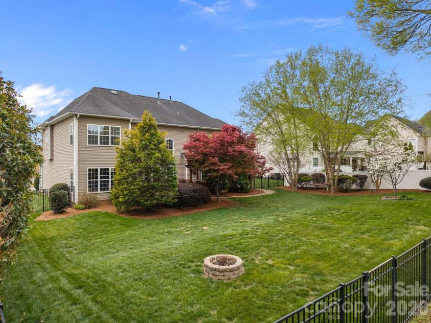 6733 Heritage Orchard Way, Huntersville, NC 28078.  MLS# CAR4359401, YatesRealty ID 16897. Large, level yard