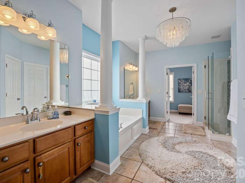 6733 Heritage Orchard Way, Huntersville, NC 28078.  MLS# CAR4359401, YatesRealty ID 16897. Spacious Primary bathroom