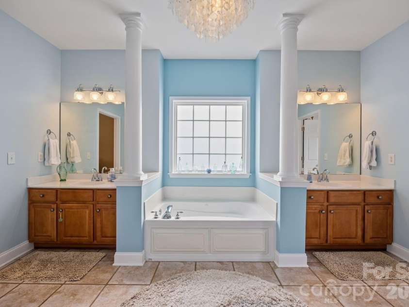6733 Heritage Orchard Way, Huntersville, NC 28078.  MLS# CAR4359401, YatesRealty ID 16897. Split vanities