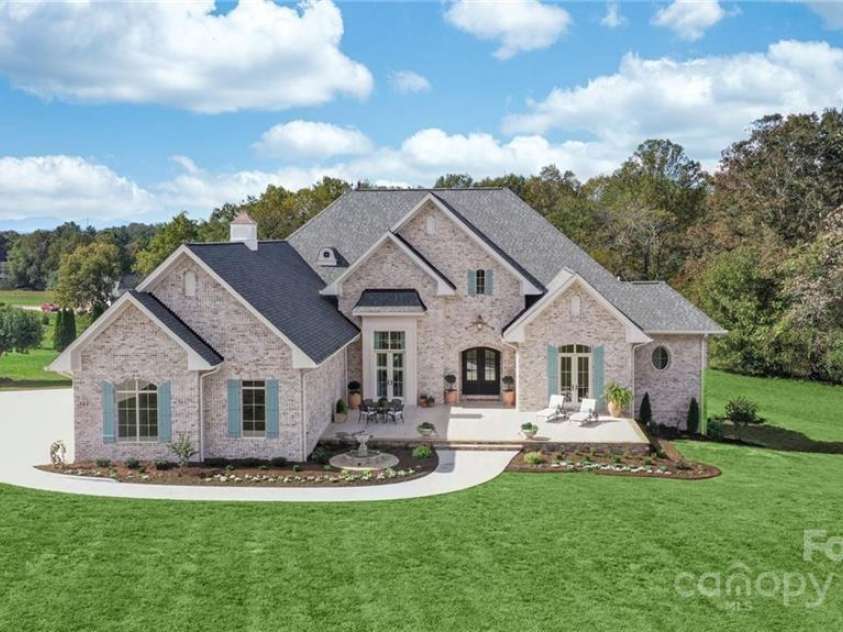 202 Canterbury Drive, North Wilkesboro, NC 28659.  MLS# CAR4310794, YatesRealty ID 169. 