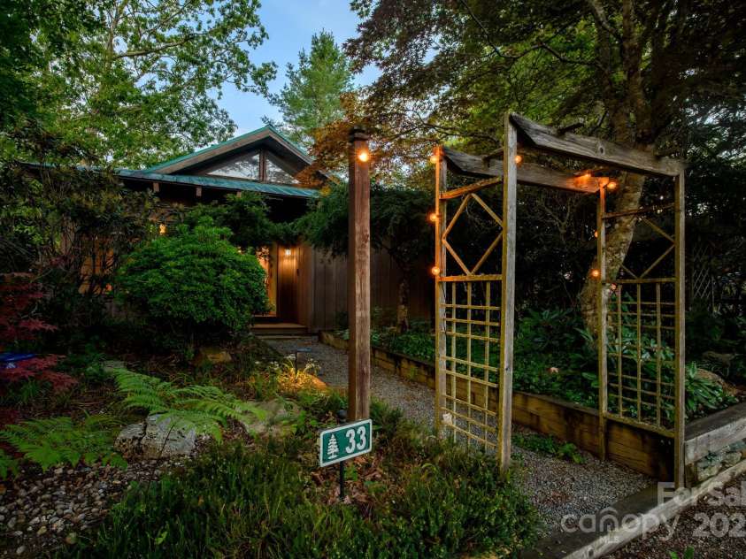 33 Summit Lane, Newland, NC 28657.  MLS# CAR4199046, YatesRealty ID 1690. 