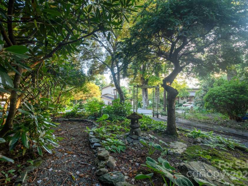 33 Summit Lane, Newland, NC 28657.  MLS# CAR4199046, YatesRealty ID 1690. 