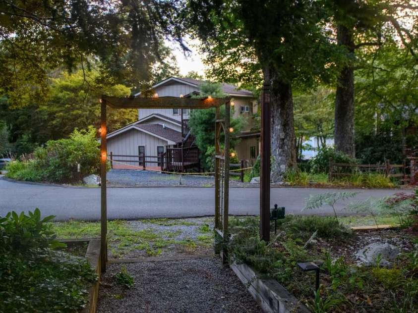 33 Summit Lane, Newland, NC 28657.  MLS# CAR4199046, YatesRealty ID 1690. 