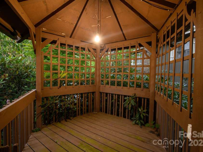 33 Summit Lane, Newland, NC 28657.  MLS# CAR4199046, YatesRealty ID 1690. 