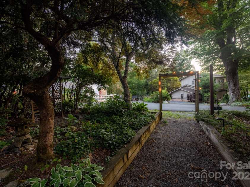 33 Summit Lane, Newland, NC 28657.  MLS# CAR4199046, YatesRealty ID 1690. 