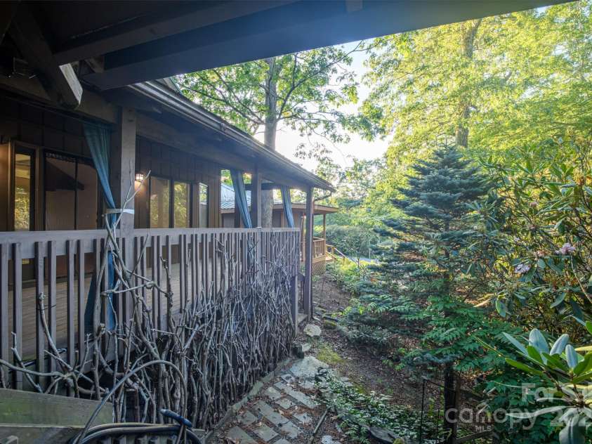 33 Summit Lane, Newland, NC 28657.  MLS# CAR4199046, YatesRealty ID 1690. 