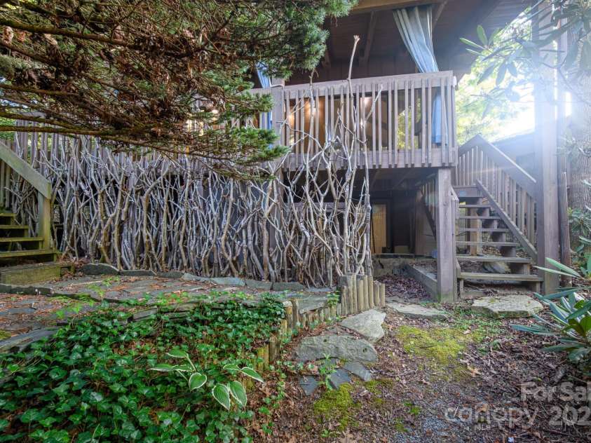 33 Summit Lane, Newland, NC 28657.  MLS# CAR4199046, YatesRealty ID 1690. 