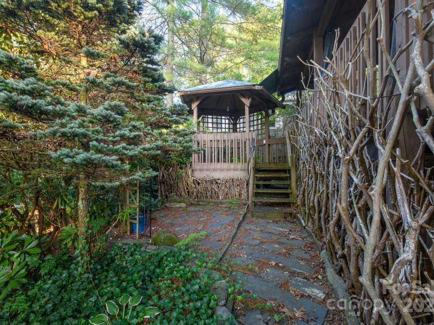 33 Summit Lane, Newland, NC 28657.  MLS# CAR4199046, YatesRealty ID 1690. 