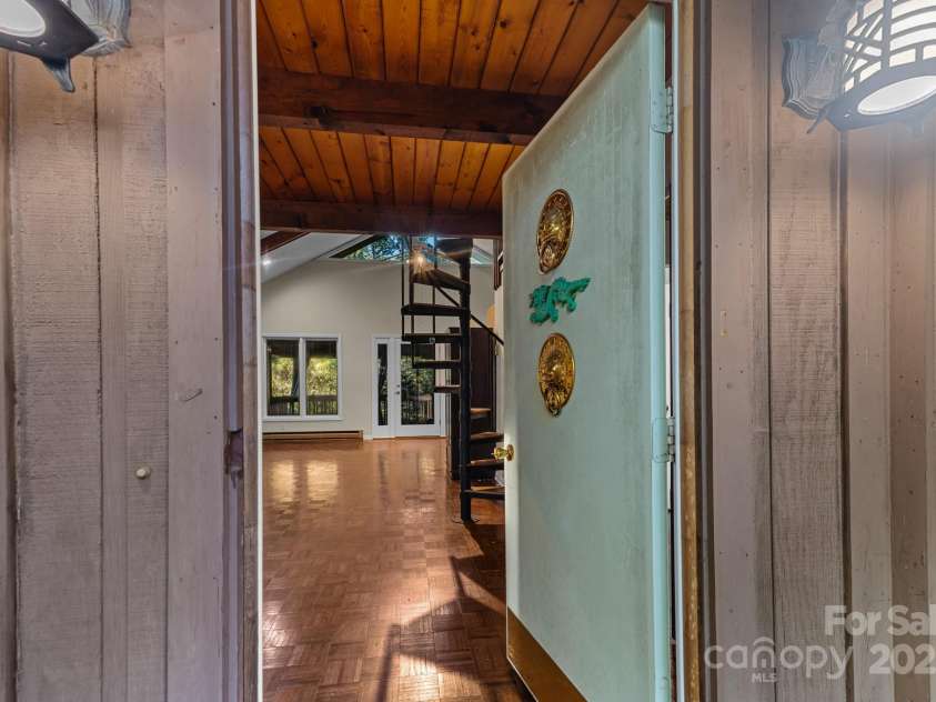 33 Summit Lane, Newland, NC 28657.  MLS# CAR4199046, YatesRealty ID 1690. 