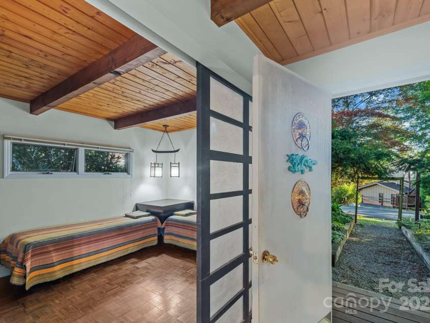 33 Summit Lane, Newland, NC 28657.  MLS# CAR4199046, YatesRealty ID 1690. 