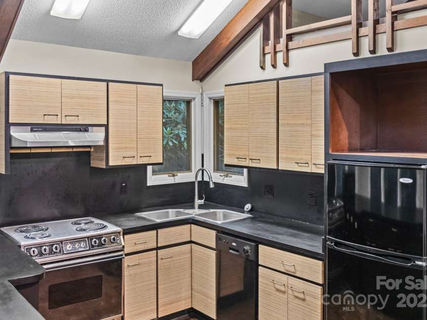 33 Summit Lane, Newland, NC 28657.  MLS# CAR4199046, YatesRealty ID 1690. 