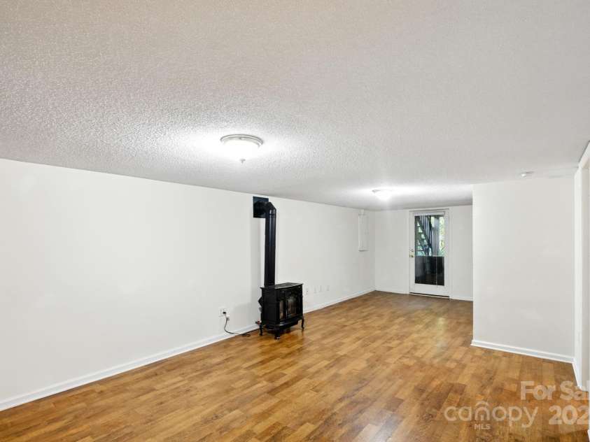 33 Summit Lane, Newland, NC 28657.  MLS# CAR4199046, YatesRealty ID 1690. 