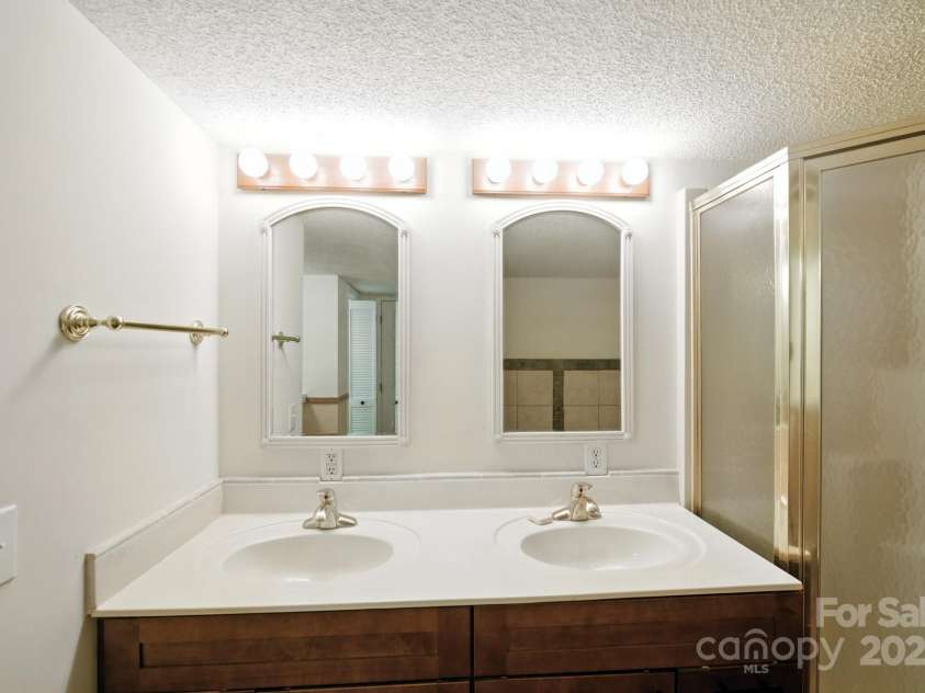 33 Summit Lane, Newland, NC 28657.  MLS# CAR4199046, YatesRealty ID 1690. 