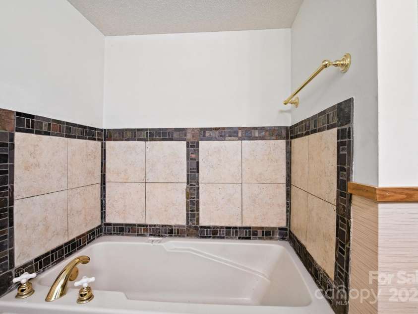 33 Summit Lane, Newland, NC 28657.  MLS# CAR4199046, YatesRealty ID 1690. 