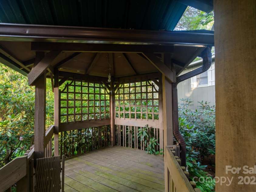 33 Summit Lane, Newland, NC 28657.  MLS# CAR4199046, YatesRealty ID 1690. 