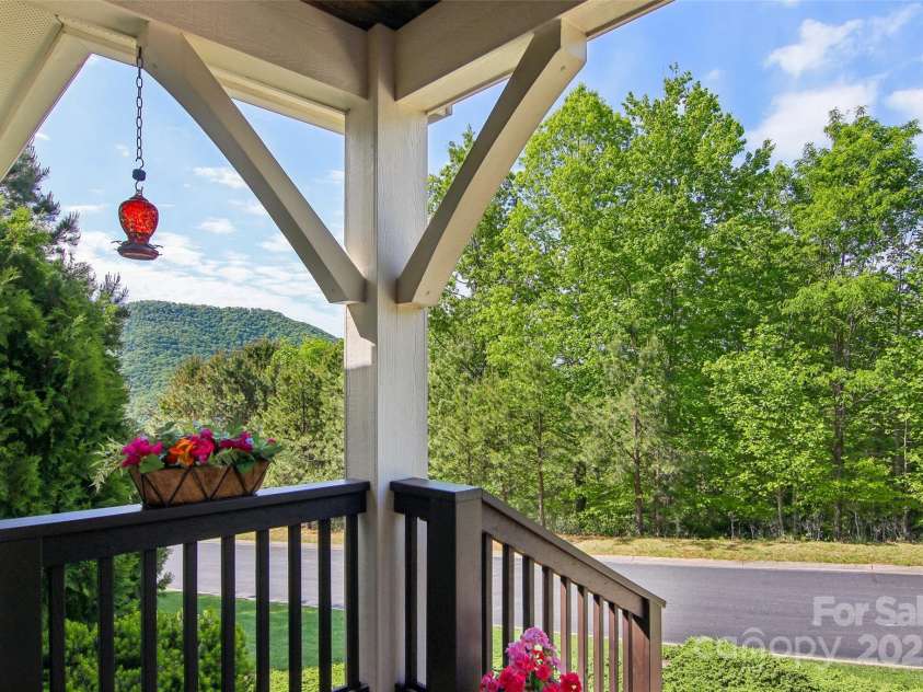 47 Yellowwood Lane, Horse Shoe, NC 28742.  MLS# CAR4256708, YatesRealty ID 16901. 