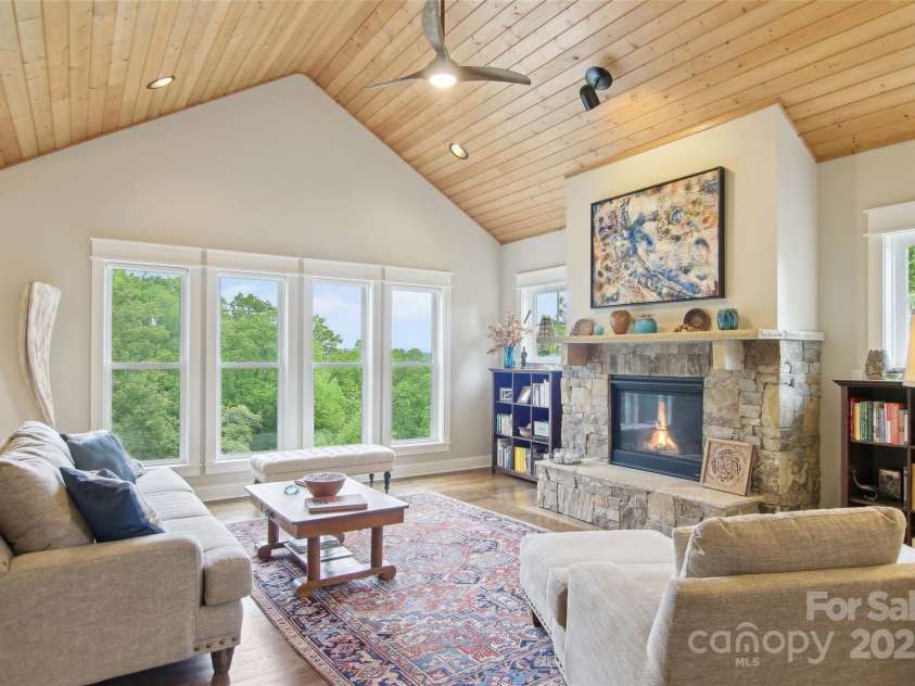 47 Yellowwood Lane, Horse Shoe, NC 28742.  MLS# CAR4256708, YatesRealty ID 16901. 