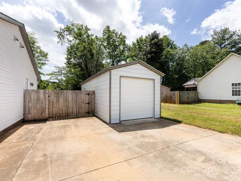 8210 Lantana Drive, Denver, NC 28037.  MLS# CAR4245156, YatesRealty ID 16903. 1 Car, Detached Garage!