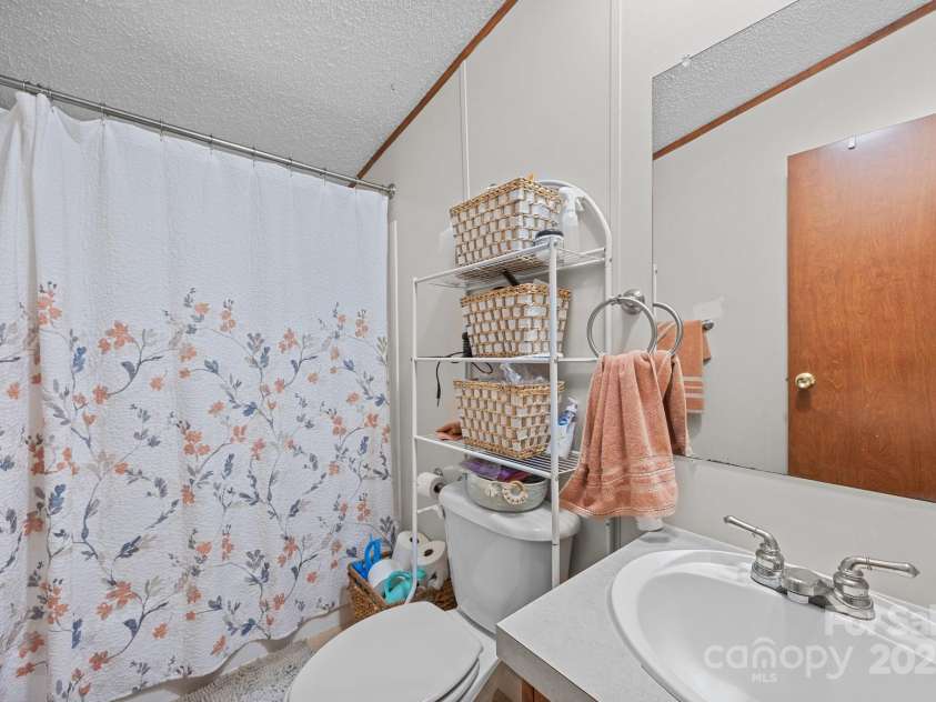 112 Cordella Road, Candler, NC 28715.  MLS# CAR4264603, YatesRealty ID 16904. Bathroom
