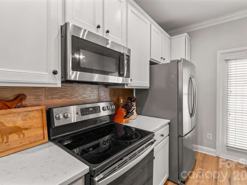 343 Hurston Circle, Charlotte, NC 28208.  MLS# CAR4353633, YatesRealty ID 16906. SS kitchen appliances