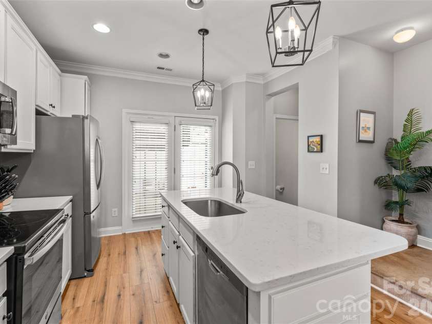 343 Hurston Circle, Charlotte, NC 28208.  MLS# CAR4353633, YatesRealty ID 16906. Timeless white quartz counters