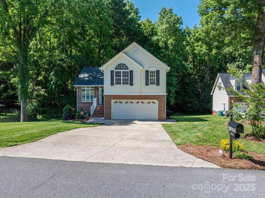 319 Beacon Hills Drive, Gastonia, NC 28056.  MLS# CAR4254979, YatesRealty ID 16907. 