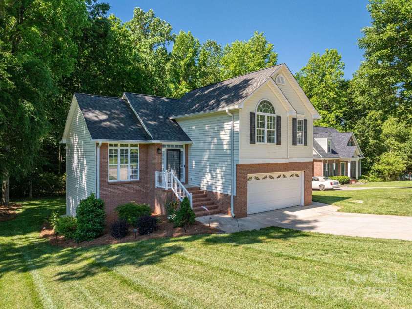 319 Beacon Hills Drive, Gastonia, NC 28056.  MLS# CAR4254979, YatesRealty ID 16907. 