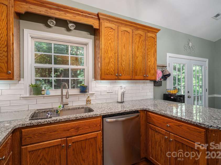 319 Beacon Hills Drive, Gastonia, NC 28056.  MLS# CAR4254979, YatesRealty ID 16907. 