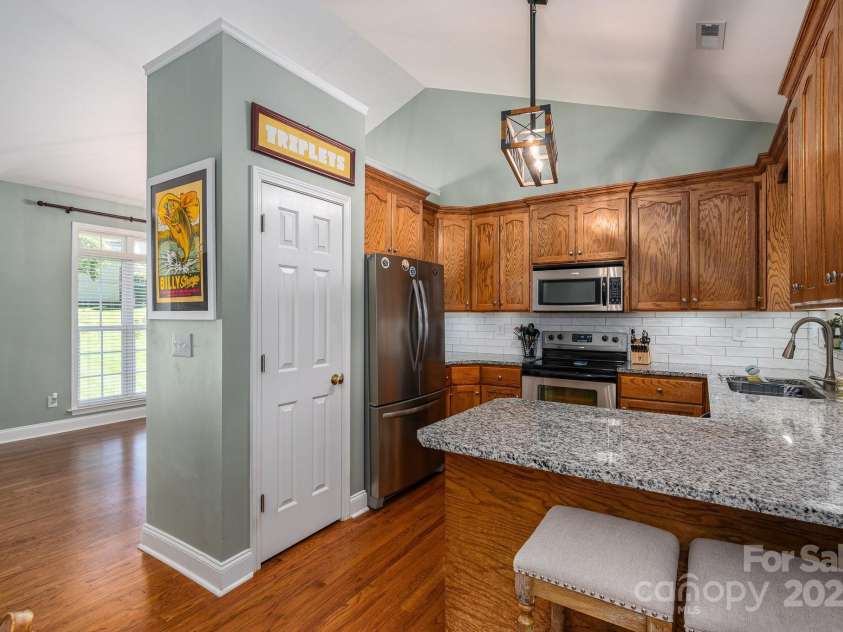 319 Beacon Hills Drive, Gastonia, NC 28056.  MLS# CAR4254979, YatesRealty ID 16907. 