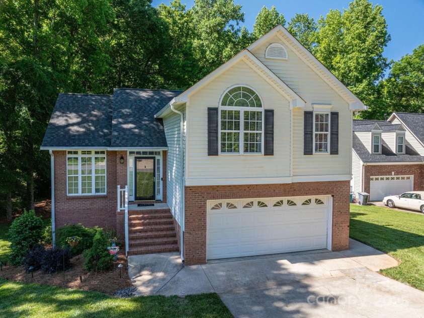 319 Beacon Hills Drive, Gastonia, NC 28056.  MLS# CAR4254979, YatesRealty ID 16907. 