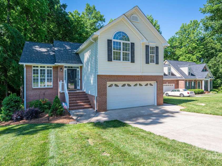 319 Beacon Hills Drive, Gastonia, NC 28056.  MLS# CAR4254979, YatesRealty ID 16907. 