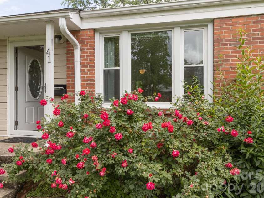 41 Trowbridge Lane, Brevard, NC 28712.  MLS# CAR4368679, YatesRealty ID 16907. 