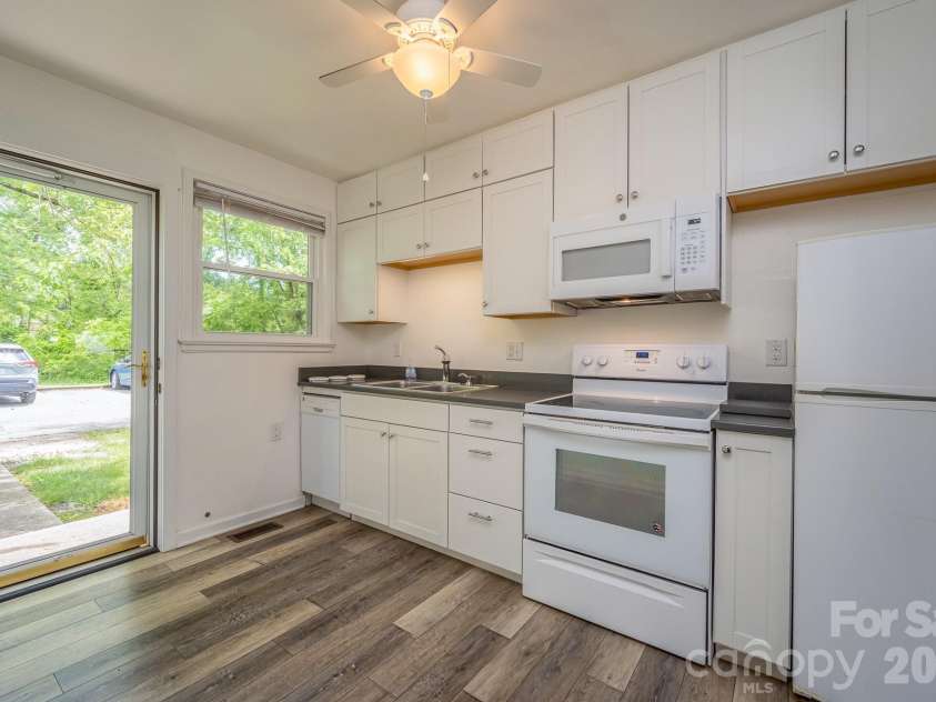 41 Trowbridge Lane, Brevard, NC 28712.  MLS# CAR4368679, YatesRealty ID 16907. 