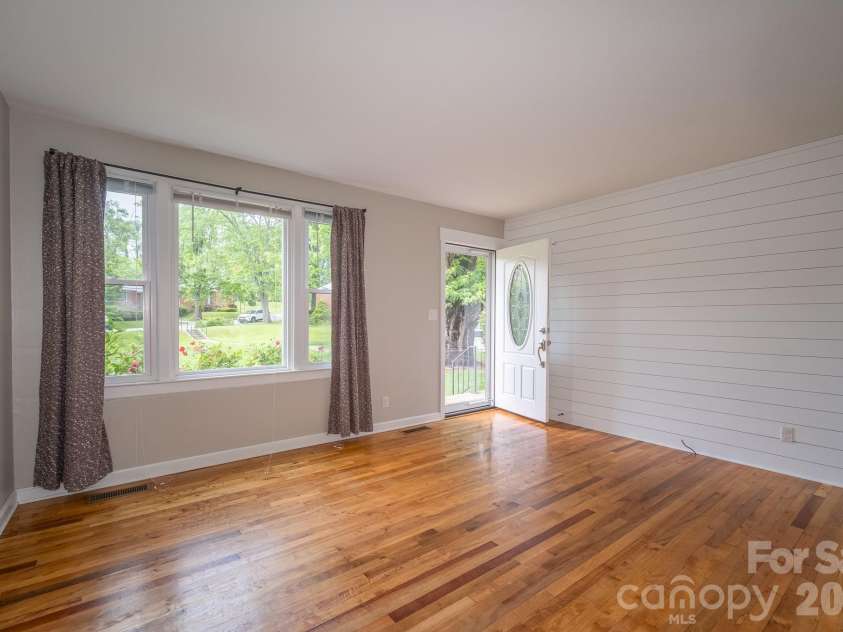 41 Trowbridge Lane, Brevard, NC 28712.  MLS# CAR4368679, YatesRealty ID 16907. 
