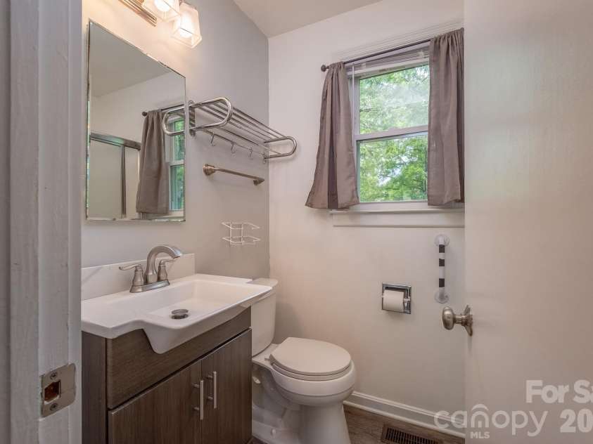 41 Trowbridge Lane, Brevard, NC 28712.  MLS# CAR4368679, YatesRealty ID 16907. 