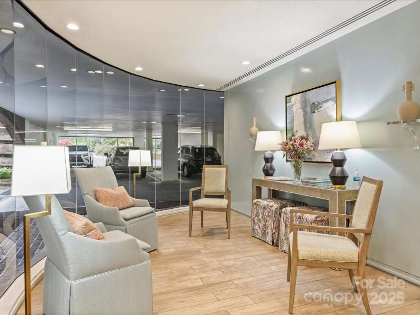 916 Cherokee Road, Charlotte, NC 28207.  MLS# CAR4248499, YatesRealty ID 16908. Building Lobby